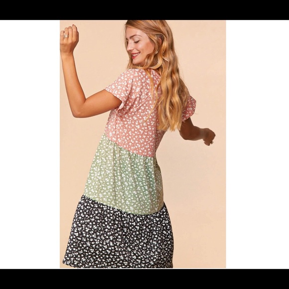 One Left!  ⭐️Host Pick⭐️ Blush and Sage Ditsy Floral V-Neck Swing Dress - Picture 4 of 4